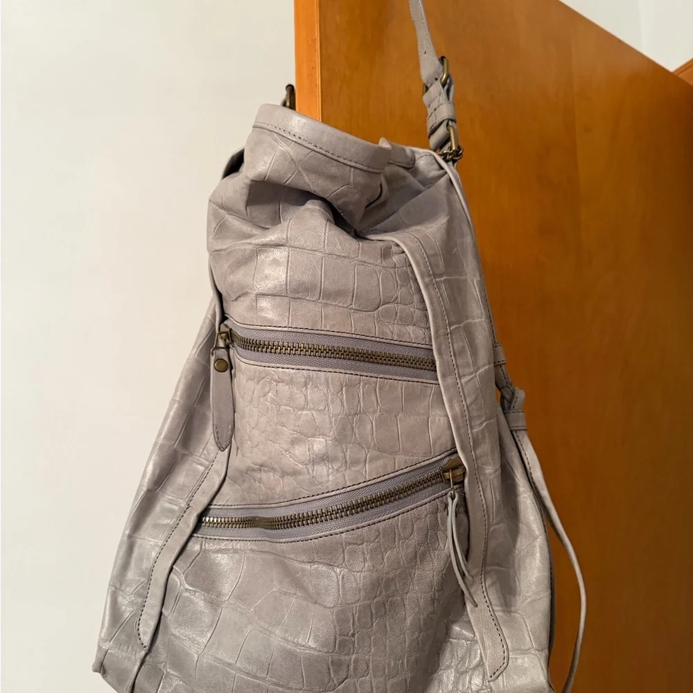 Croc-Texture Hobo Shoulder Bag in Gray